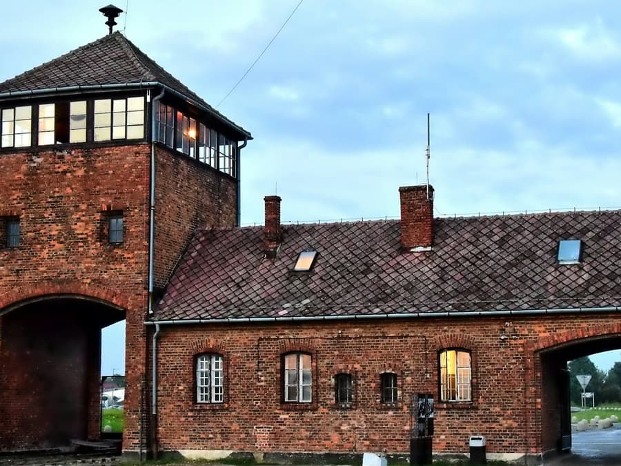 Auschwitz-Birkenau: Guided Tour + Hotel Pickup
