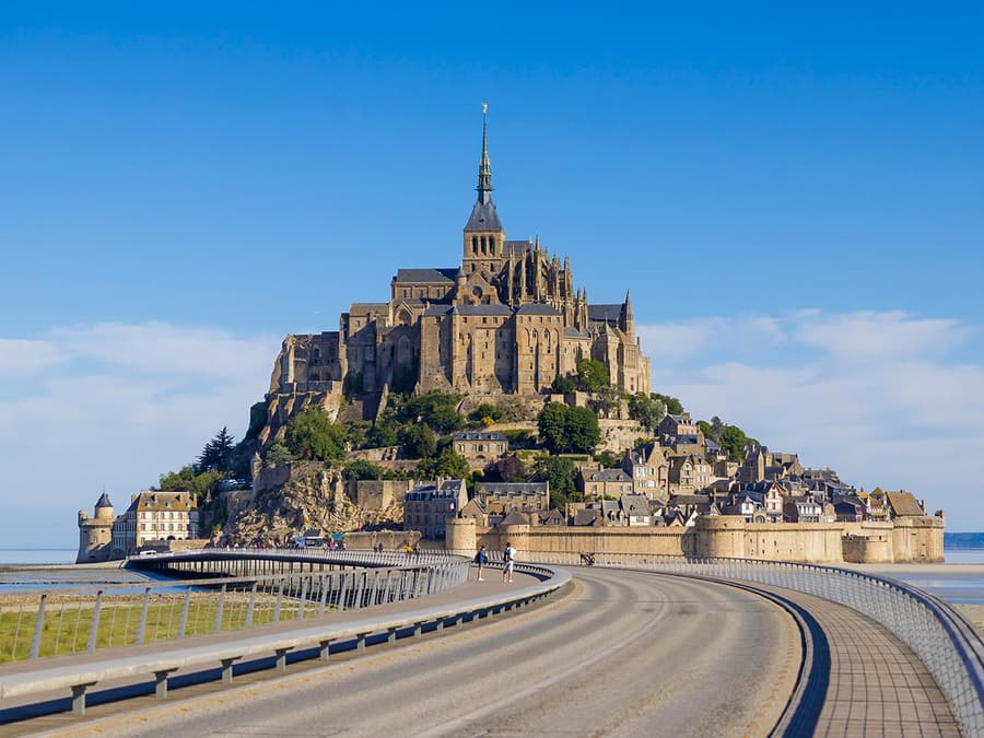 From Paris: Full-Day Guided Tour of Mont Saint-Michel with Round-Trip Transfers