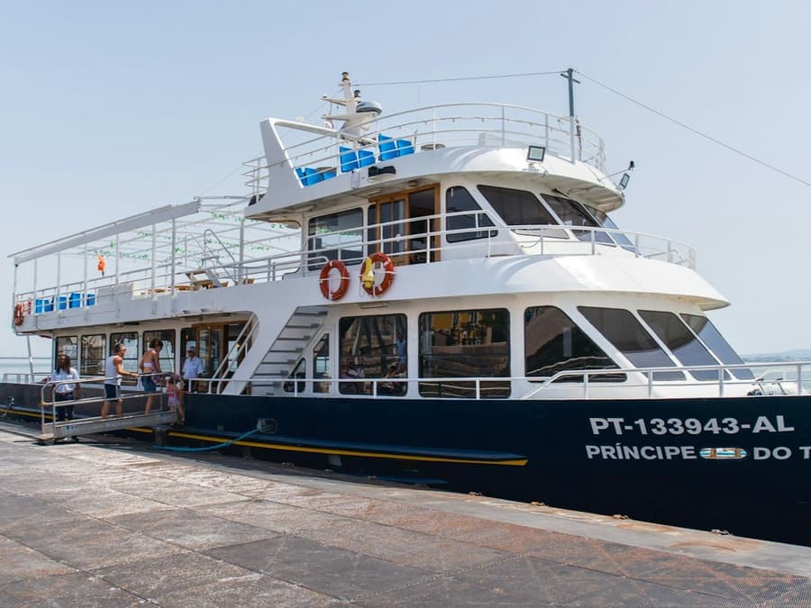 Lisbon: Tagus River Dinner Cruise + Fado Show