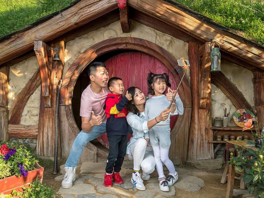 From Auckland: Hobbiton Movie Set & Waitomo Glowworms Caves Signature Guided Tour