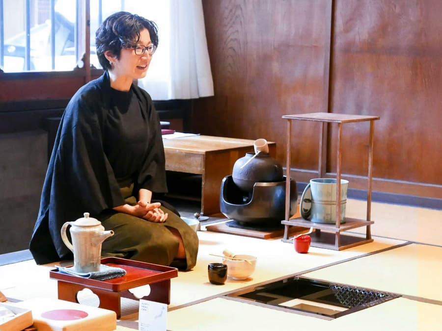 Kyoto Karasuma Area: Make-Your-Own Matcha Tea with a Tea Master in a Traditional Townhouse
