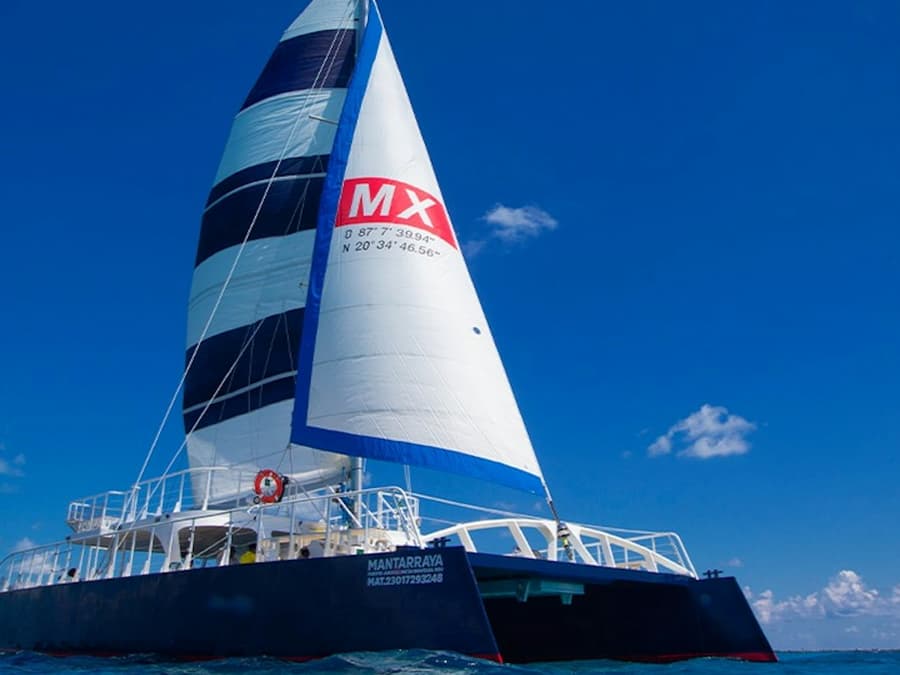 Isla Mujeres: Catamaran with Snorkeling, Food + Drinks