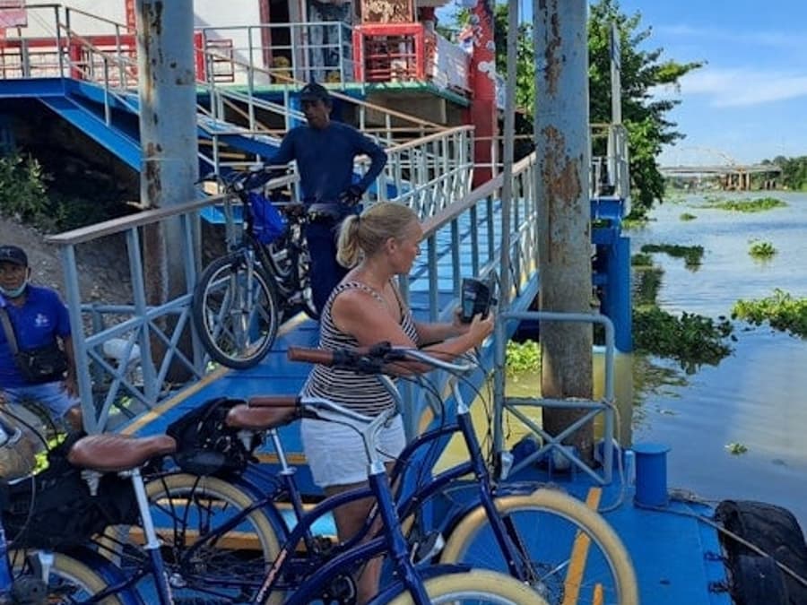 Ayutthaya: Sunset Bike Tour with Meal + Boat Crossing
