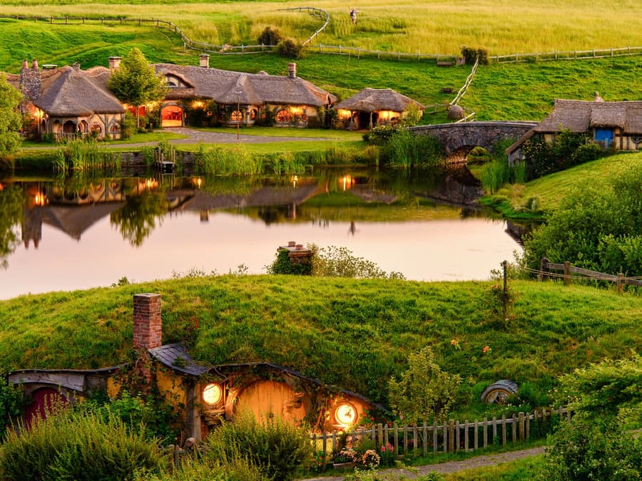 From Auckland: Hobbiton Movie Set, Wai-O-Tapu, & Rotorua Small Group Guided Tour