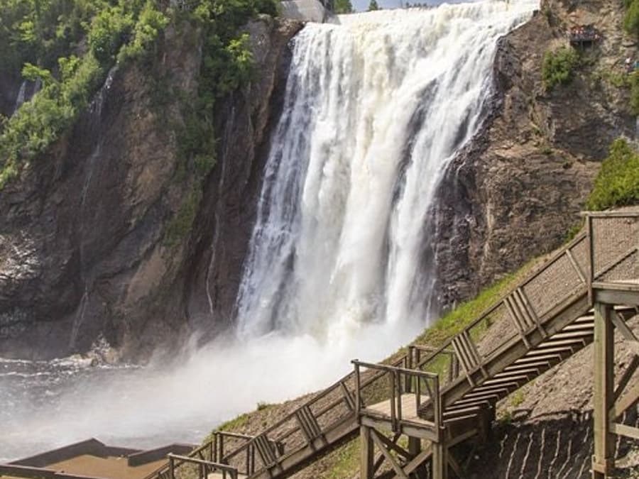 Quebec City & Montmorency Falls: Guided Day Tour from Montreal