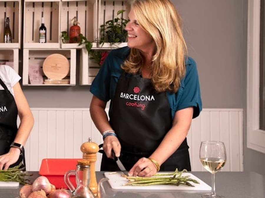 Barcelona: Premium Tapas & Paella Cooking Class