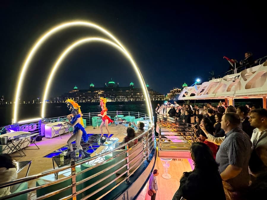 Fra Dubai Marina: Lotus Mega Yacht Middagskrydstogt med Live DJ