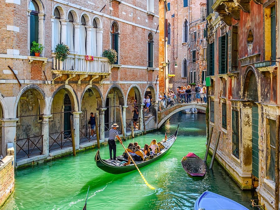 Venezia in un Giorno: Basilica di San Marco, Palazzo Ducale, Murano e Burano con Giro in Gondola