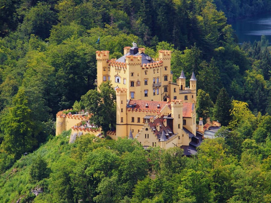 Private Guided Tour of Neuschwanstein & Linderhof Castle Grounds from Munich