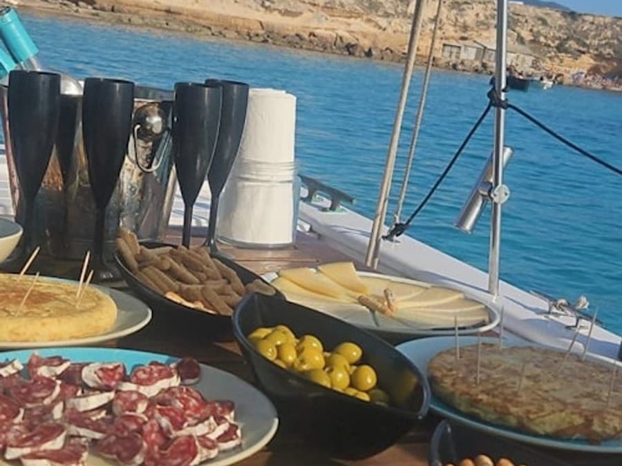 Ibiza: Boat Trip with Banana Boat, Food & Premium Open Bar