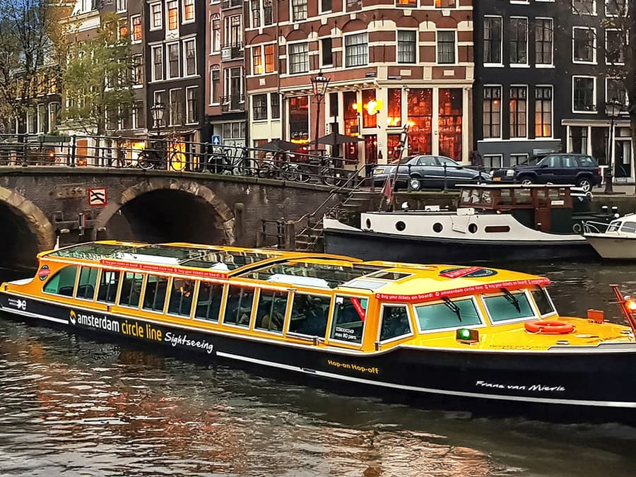 Amsterdam: Canal Cruise with Wine and Cheese