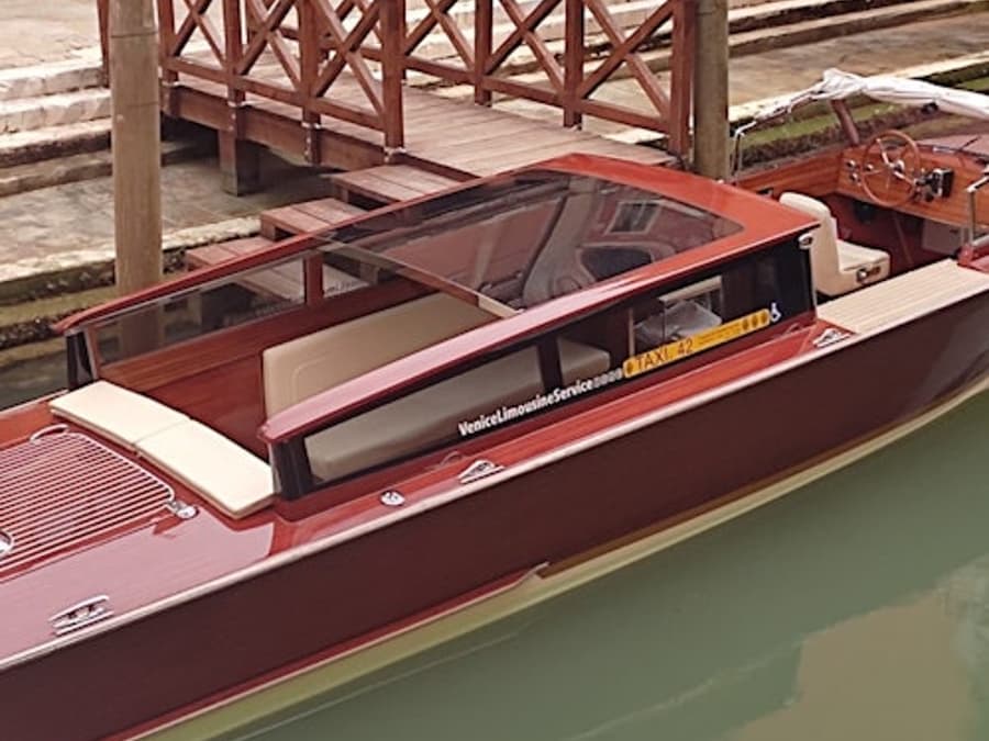 Venice: Private Water Taxi From/To Santa Lucia Train Station & Your Hotel