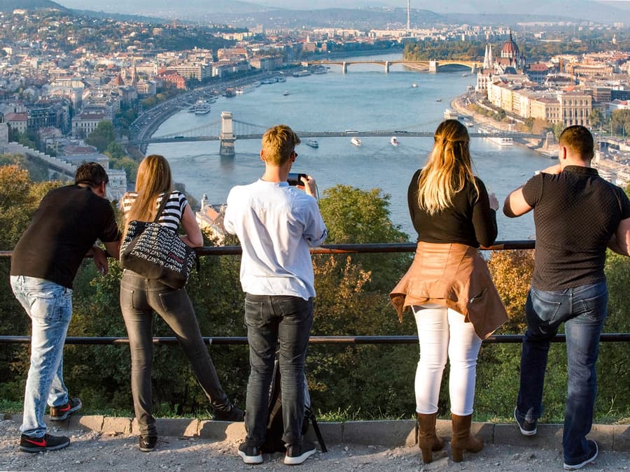 Budapest: Grand City Tour with Parliament Visit