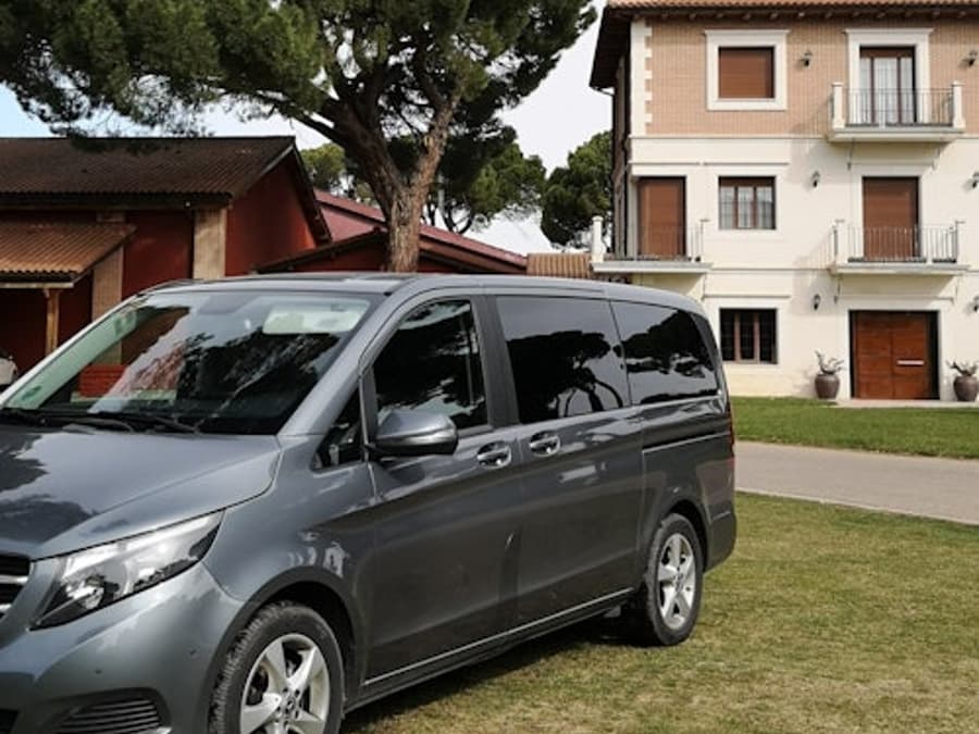 Madrid: Privater Transfer vom Flughafen Barajas mit einem Mercedes-Fahrzeug