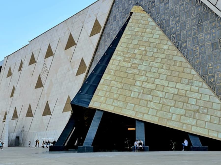 Giza Pyramids, Sphinx & Grand Egyptian Museum: Guided Tour + Transport + Lunch