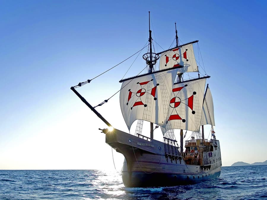 Guided Elaphite Islands Cruise by Karaka