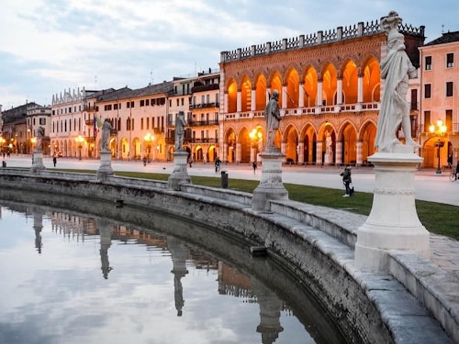 Padua: Guided Tour + Train Transfers from Venice + Botanical Garden Entry