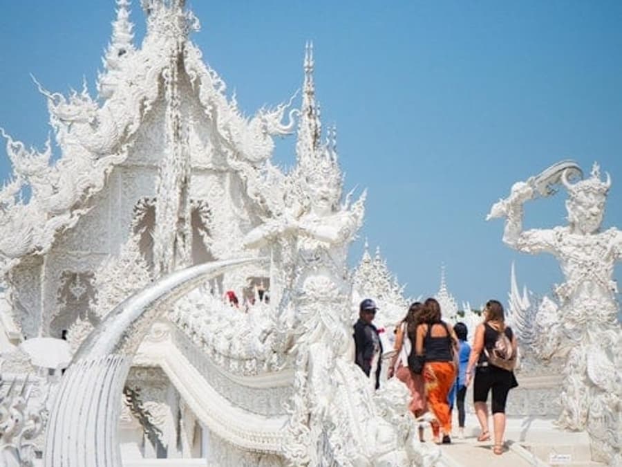 Chiang Rai: Wycieczka z przewodnikiem po świątyniach z Chiang Mai z gorącymi źródłami i wioską plemienną
