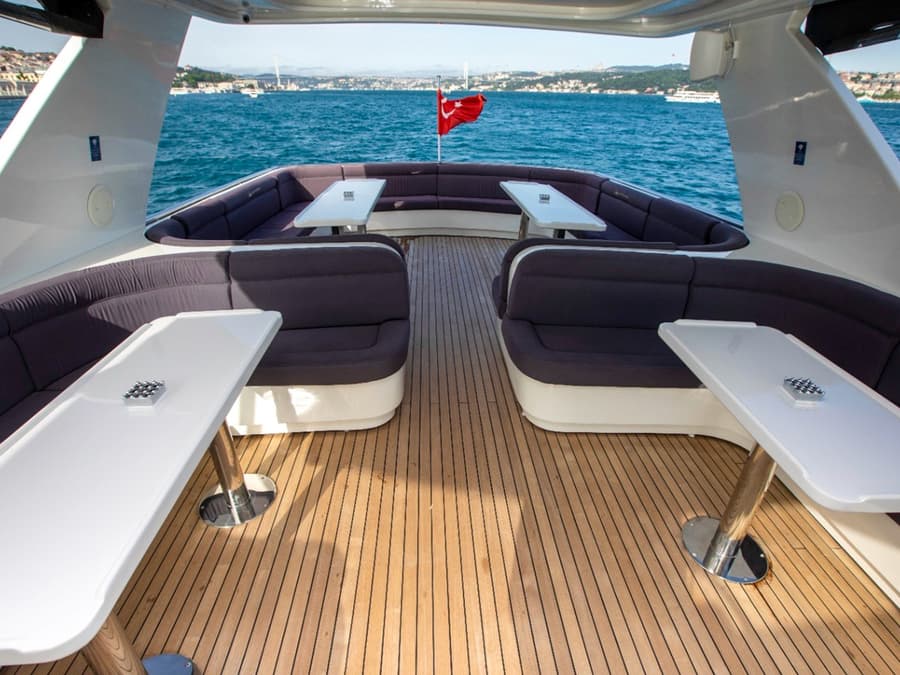 Istanbul: Bosphorus Yacht Cruise with Stopover on Asian Side