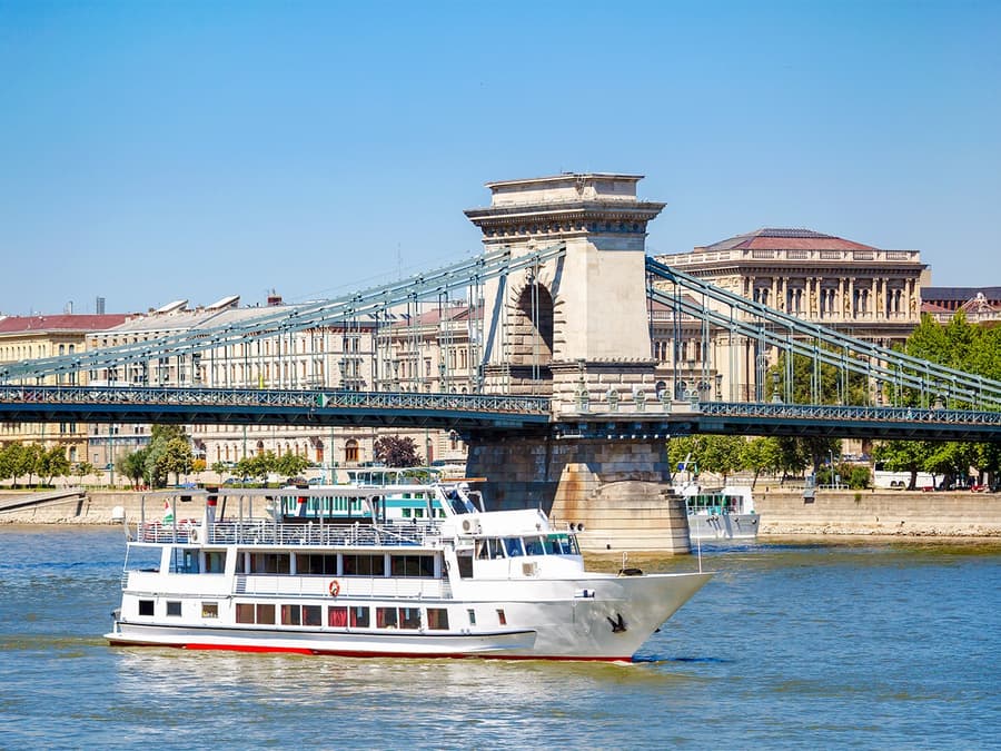 Budapest Danube River Sightseeing Cruise with Drinks