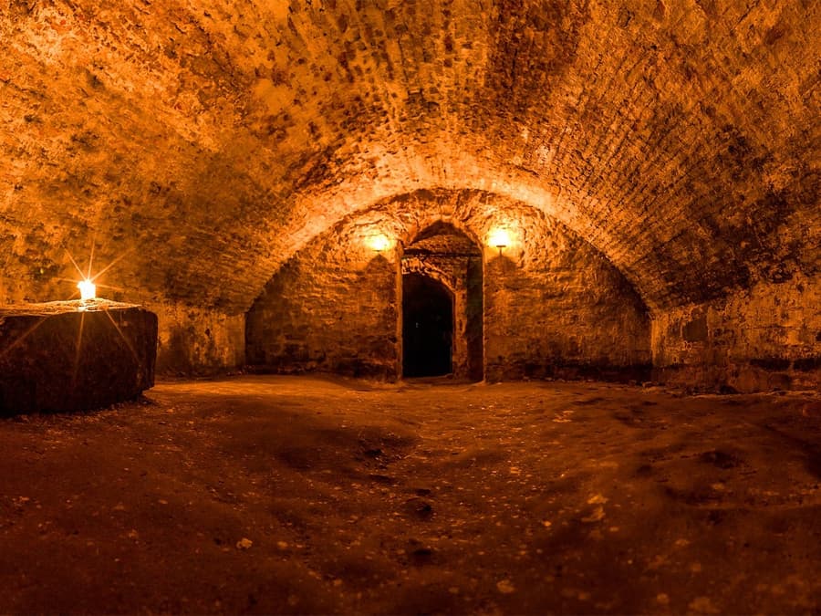 Edinburgh: Underground Whisky Tour and Tasting
