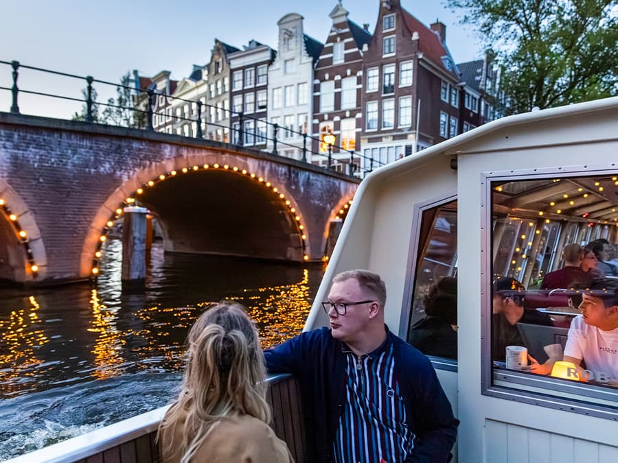 Amsterdam: Croazieră de o oră și jumătate pe Canal, seara