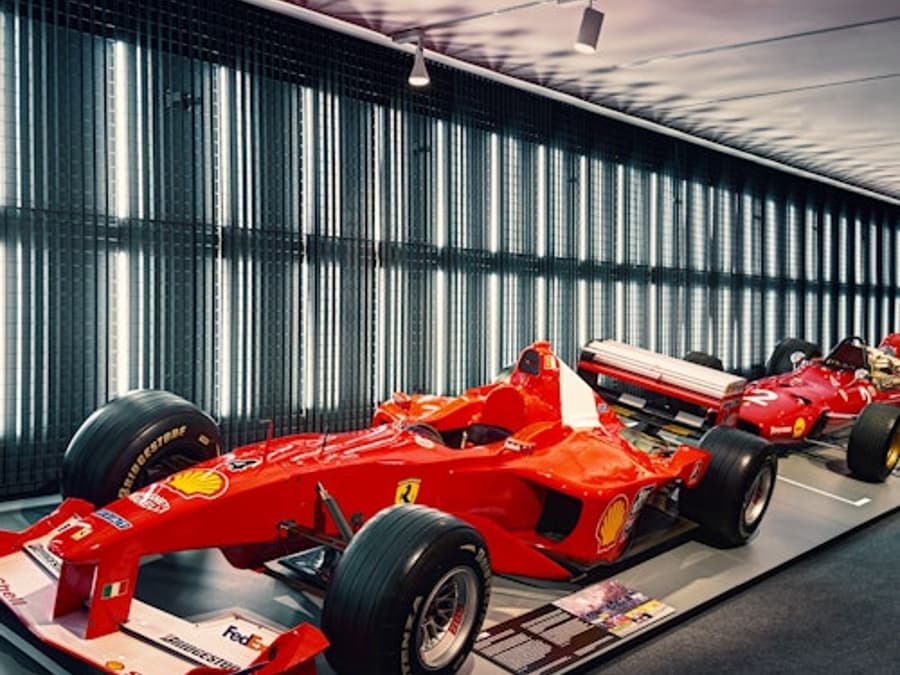 Enzo Ferrari-museet + Ferrari-museet i Maranello + F1-simulator