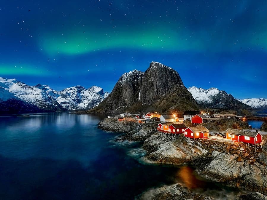Northern Lights Chase Minibus Tour with Campfire