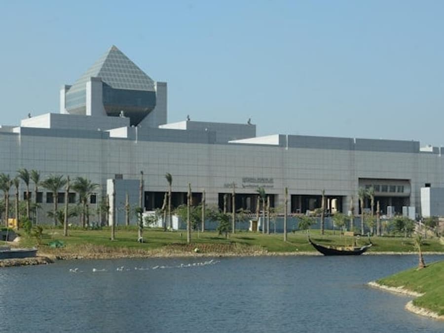 Giza Pyramids, Sphinx & National Museum: Guided Tour + Transfer + Lunch
