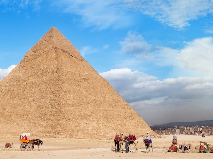 Giza Pyramids, Sphinx & Egyptian Museum: Guided Tour from Hurghada