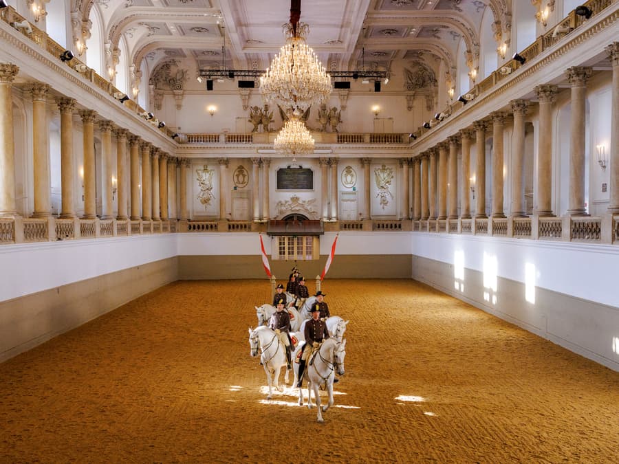 Tiket Latihan Spanish Riding School dengan Muzik