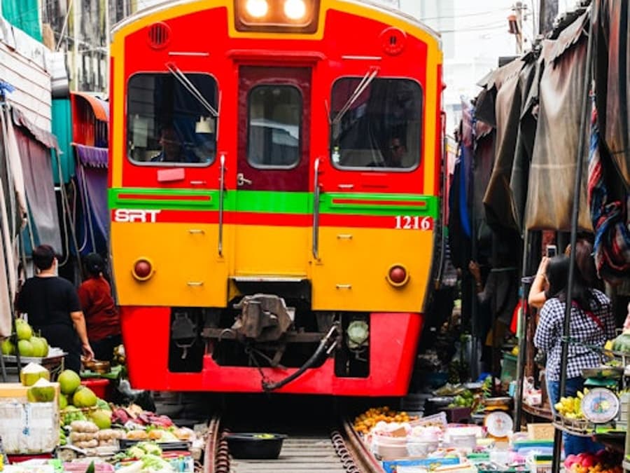 Maeklong Railway & Damnoen Saduak Market: Guided Tour + Train & Boat Ride