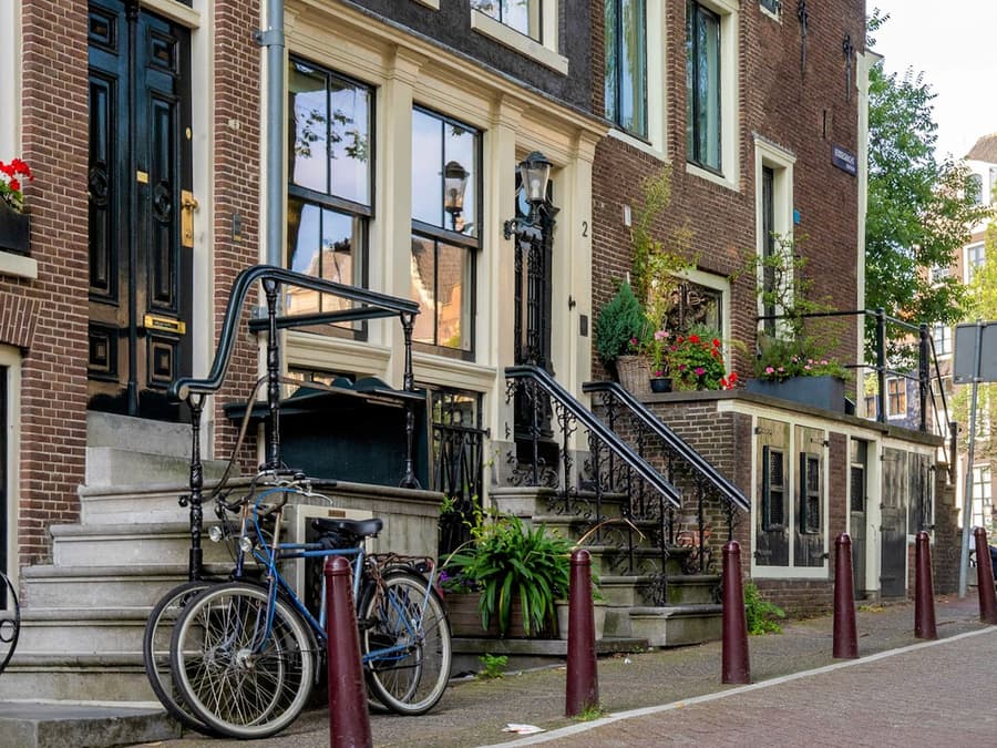 Amsterdam Cultural & Historical Walking Tour in German or English