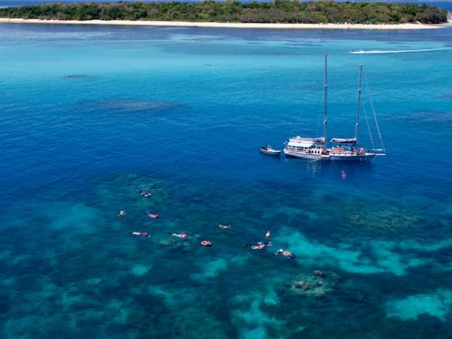 Walk, Sail and Snorkel: Great Barrier Reef & Green Island Tour from Cairns