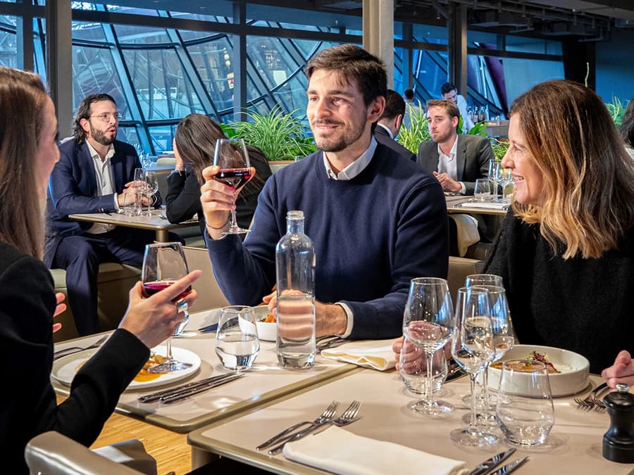 From London: Luxury Escorted Paris Day Trip with Lunch on the Eiffel Tower
