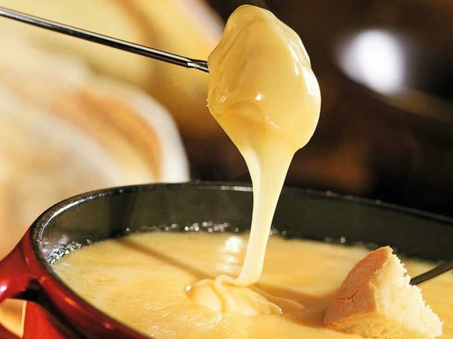 Evening Tour of Zürich with Gourmet Dinner & Cheese Fondue