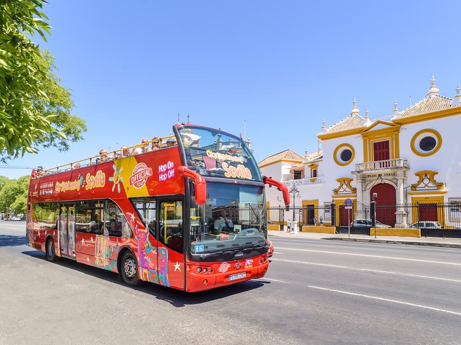 Stadtrundfahrt: Sevilla Hop-on-Hop-off-Bustour mit geführten Touren und Zugang zu Museen