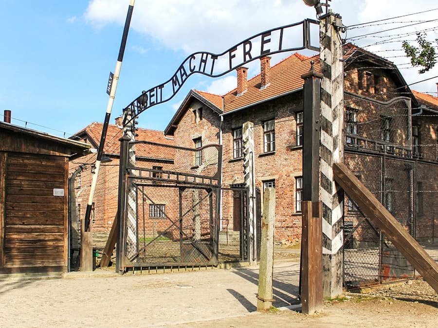 Tur Wisata Auschwitz-Birkenau dengan Tiket Jalur Cepat & Opsi Transfer