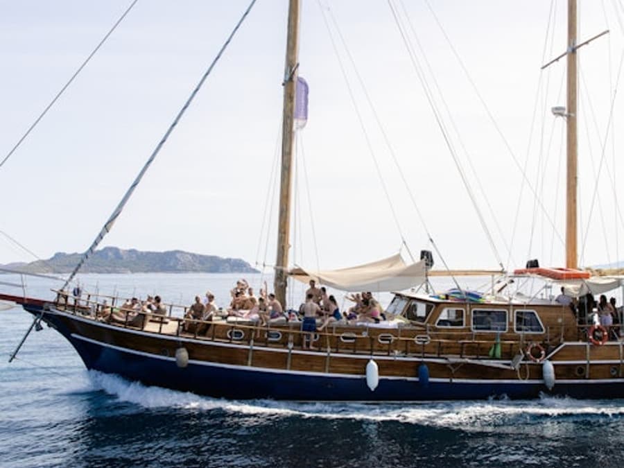 Athens Riviera: Half-Day Cruise with Lunch, Drinks & Swim Stop