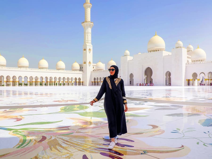 From Dubai: BAPS Hindu Temple & Sheikh Zayed Mosque Full-Day Guided Tour