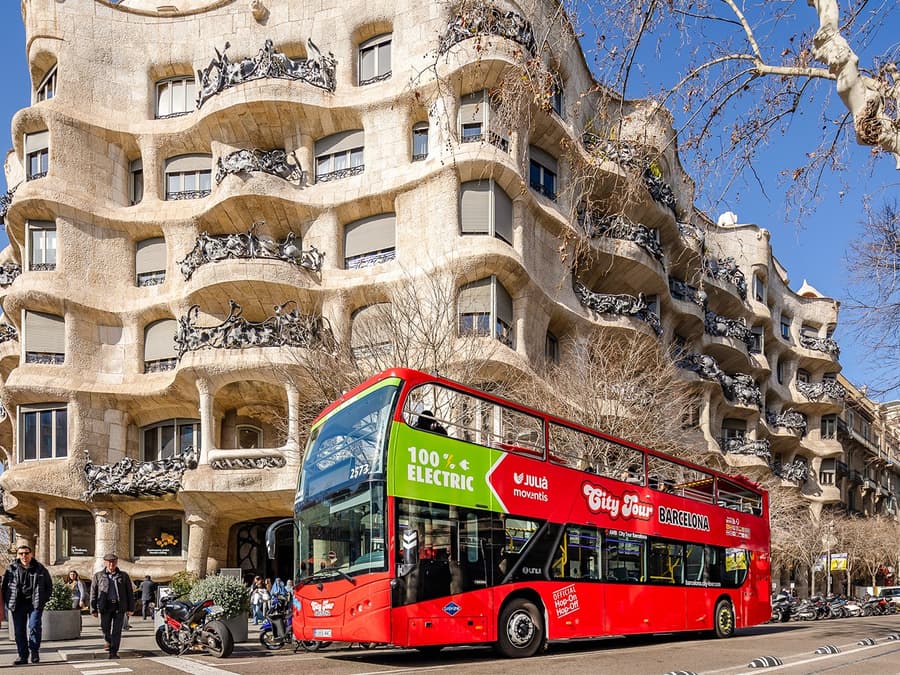 Zwiedzanie Barcelony: wycieczka autobusem Hop-on Hop-off z rejsem ekologicznym katamaranem