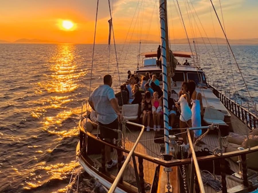 Athens: Riviera Sunset Party Boat with Drinks and Snacks