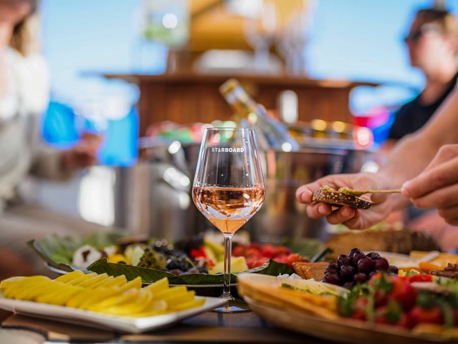 Amsterdam: 1-Hour Luxury Electric Boat Canal Cruise with Onboard Bar
