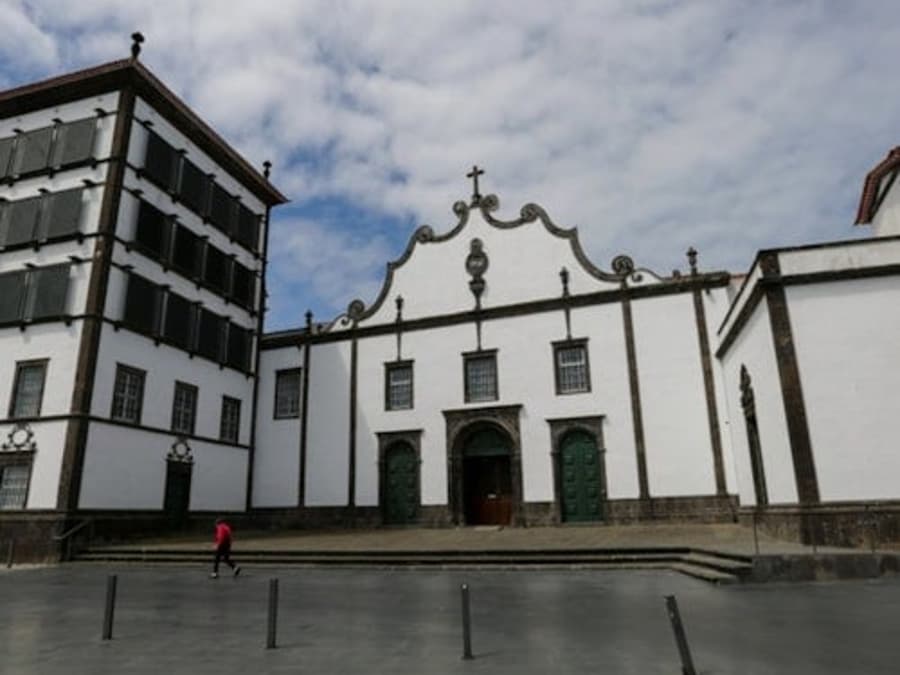 Ponta Delgada: Half-Day Guided City Tour + Transfer