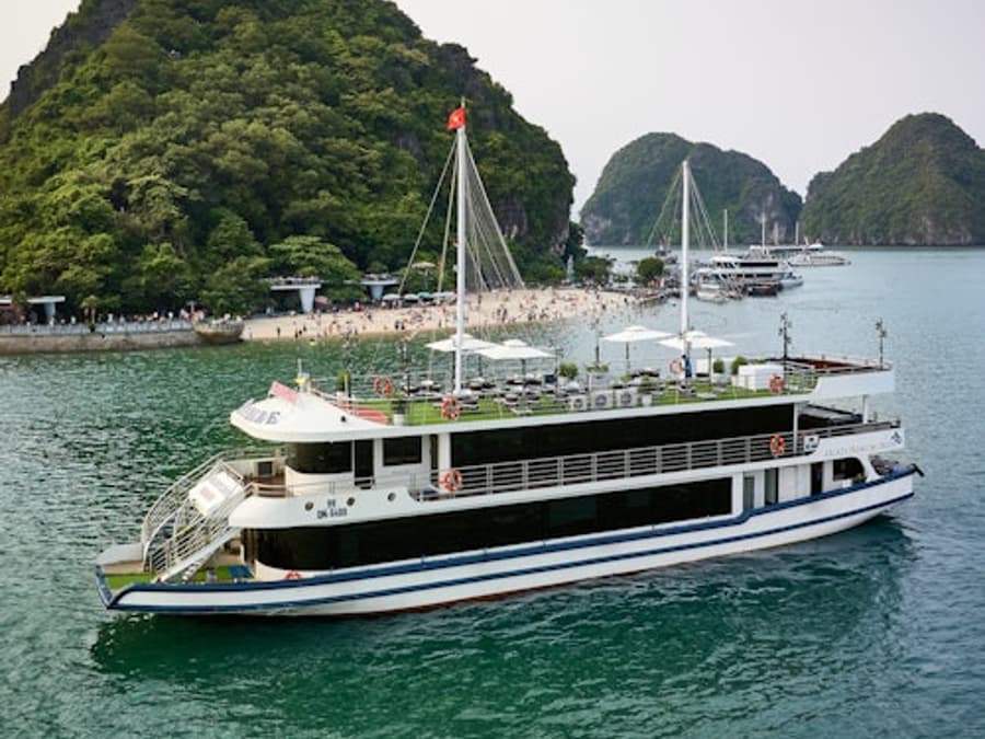 Hạ Long Bay: Full-Day Arcady Cruise + Lunch