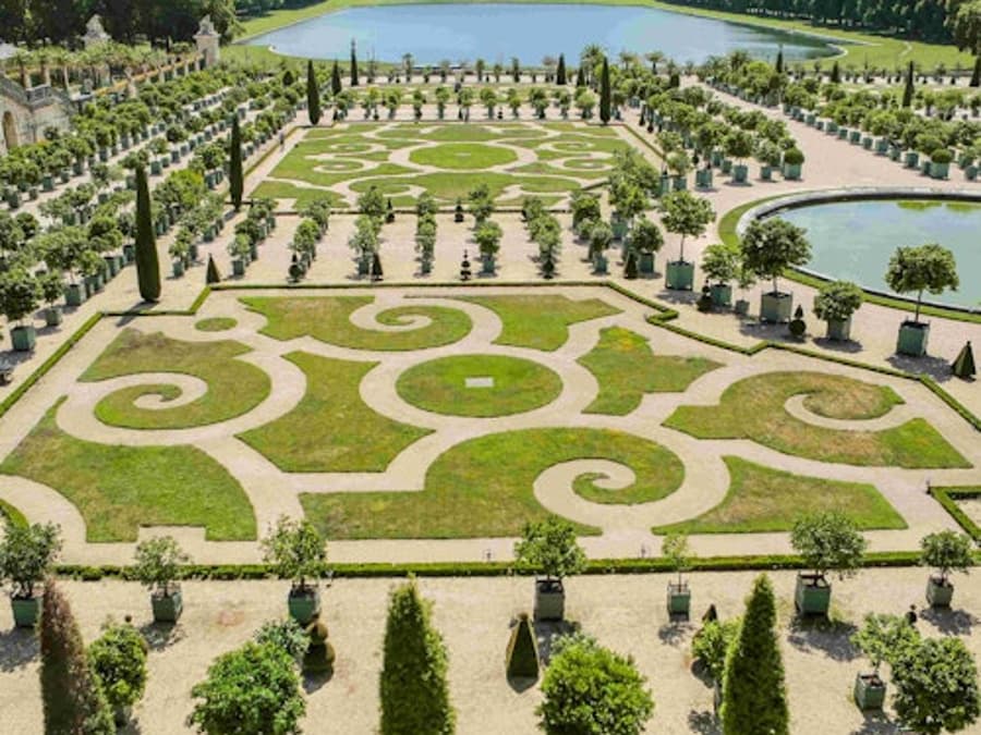 Palace of Versailles & Haver: Trianon Estate + Audioguide + Transport