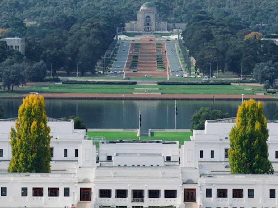 Canberra: Guided Tour + Roundtrip Transfer
