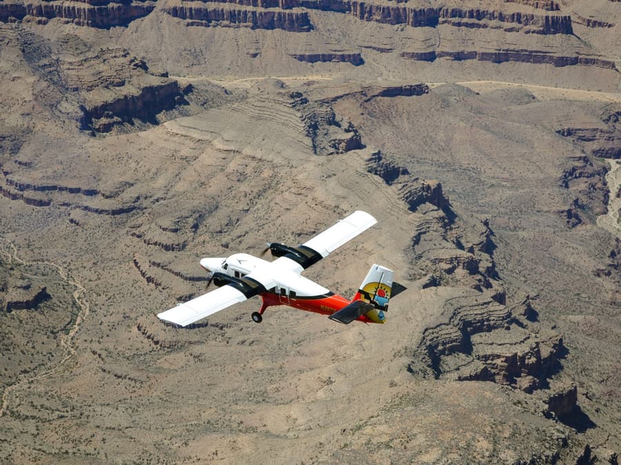 70 perces repülős túra Las Vegasból a Grand Canyon Westhez, helikopteres leszállással a kanyon fenekére és pontonhajózással