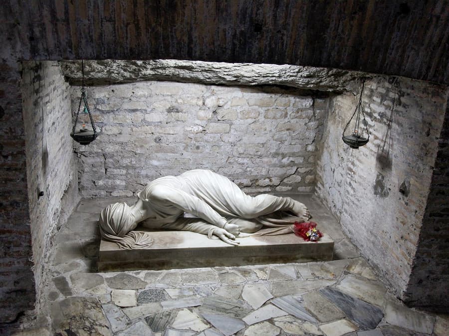 Capuchin Crypt, Christian Catacombs & San Martino ai Monti Tour with Transfers