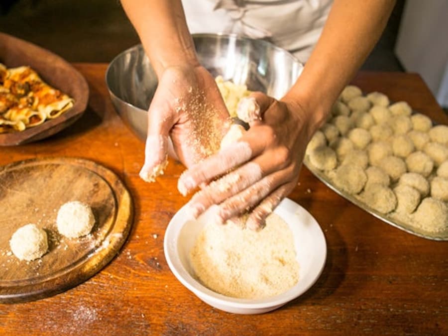 Venice: Cooking Class at Local Home + Market Tour